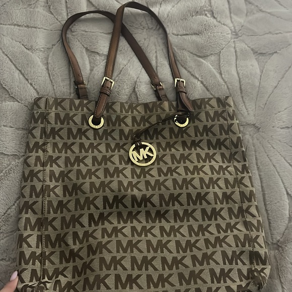 AUTHENTIC MICHAEL KORS BAG - Picture 2 of 3
